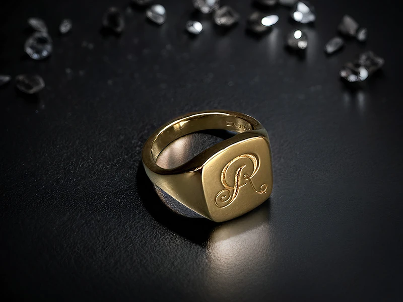 Anello chevalier inciso in oro